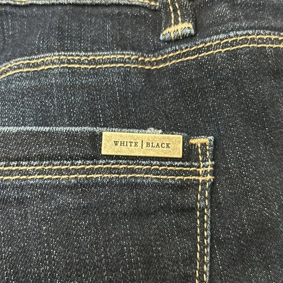 White House Black Market Skinny Leg Distressed Jeans. Size 8R. - Picture 8 of 12